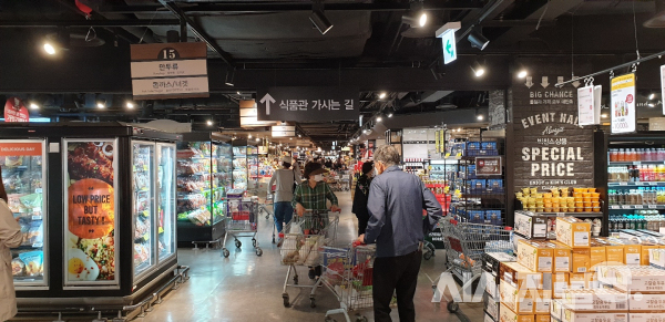 2일 오전 서울 강남의 한 대형마트. 손님들이 쇼핑을 하고 있다.