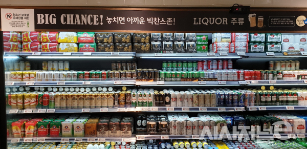 2일 오전 서울 강남의 한 대형마트에 맥주가 진열돼 있다. /사진=이호길 인턴기자