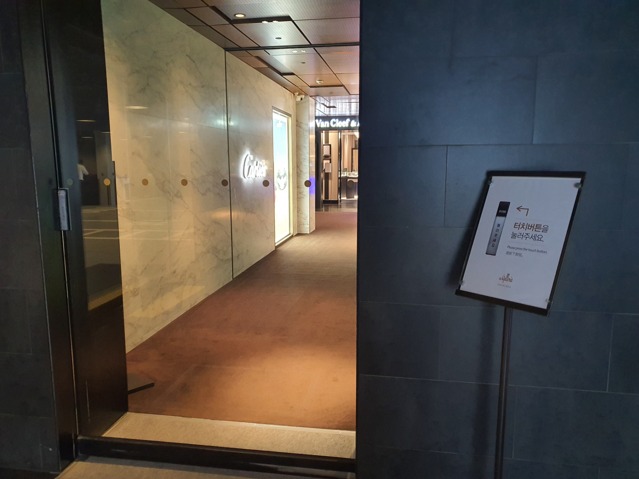 지난달 25일 강남구의 한 백화점은 지하철역에서 연결되는 출입구에 아무런 장치도 없었다.  / 사진=변소인 기자