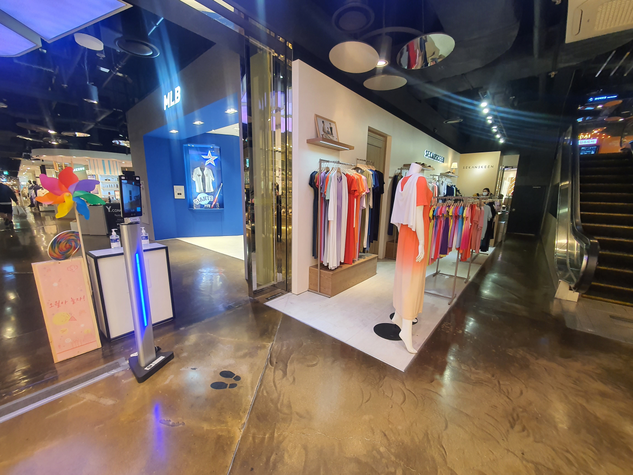 지난달 29일 서대문구의 한 백화점 역시 지하철역에서 이어지는 출입구에 직원이 배치돼 있지 않았다. / 사진=변소인 기자