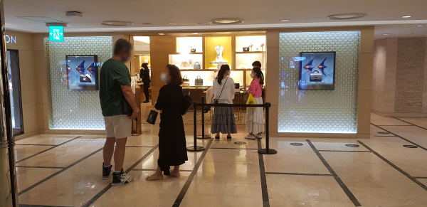 2일 오전 서울 중구 롯데백화점 내 한 명품매장. 코로나19 방역조치에 따라 고객들이 줄을 서서 대기하고 있다. / 사진=최성근 기자