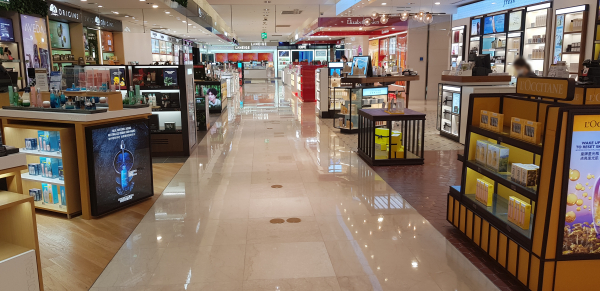 2일 오후 서울 중구 동화면세점 내부 매장. 점원만 있을 뿐 고객은 찾아보기 어렵다. / 사진=최성근 기자