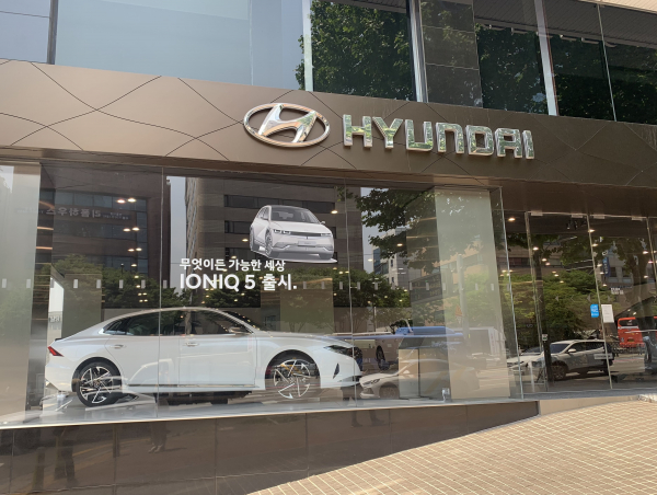 지난 1일 강남구 소재 현대자동차 대리점에 아이오닉5 출시 홍보물이 붙어있다. / 사진=염현아 인턴기자