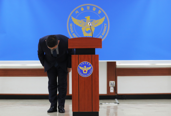 강일구 반부패공공범죄수사대장이 9일 오전 서울 종로구 서울경찰청에서 이용구 전 법무부 차관 택시기사 폭행 사건에 대한 진상조사 결과를 발표하기 전 국민께 심려를 끼쳐 죄송하다며 머리 숙여 사과하고 있다. / 사진=연합뉴스