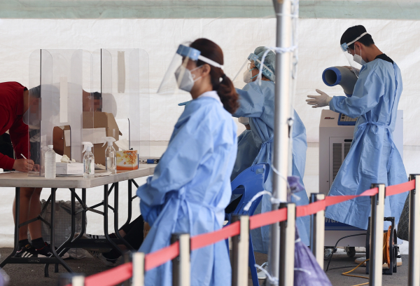 9일 오전 서울역 광장 중구임시선별검사소에서 관계자들이 업무를 보고 있다. / 사진=연합뉴스