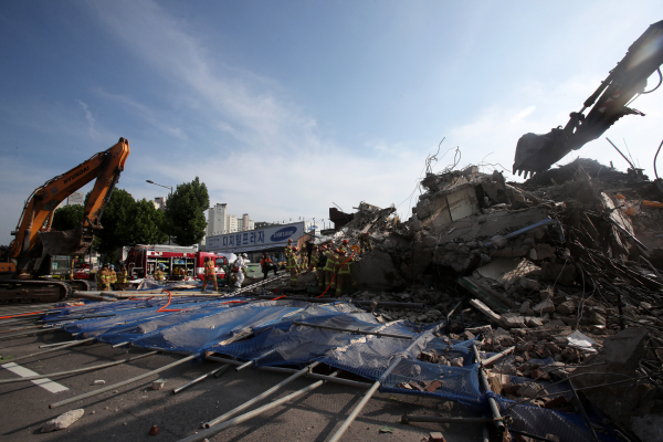 9일 오후 광주 동구 학동의 한 철거 작업 중이던 건물이 붕괴, 도로 위로 건물 잔해가 쏟아져 시내버스 등이 매몰됐다. 사진은 사고 현장에서 119 구조대원들이 구조 작업을 펼치는 모습. / 사진=연합뉴스
