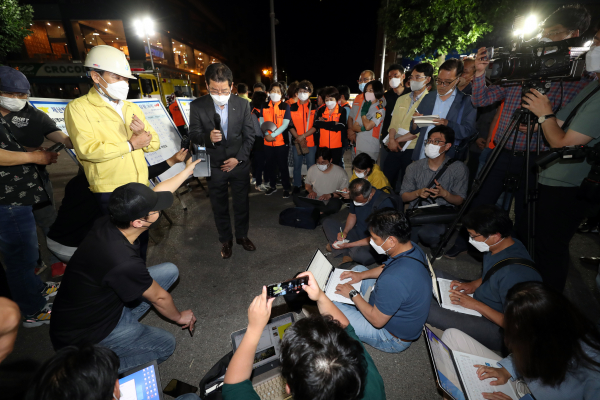권순호 HDC현대산업개발 대표이사가 광주 재개발 사고 현장을 찾아 사과하고 있다. / 사진=연합뉴스