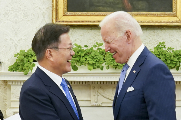 문재인 대통령이 지난달 21일 오후(현지시간) 백악관 오벌오피스에서 열린 소인수 회담에서 조 바이든 미국 대통령과 대화하고 있다. / 사진=연합뉴스