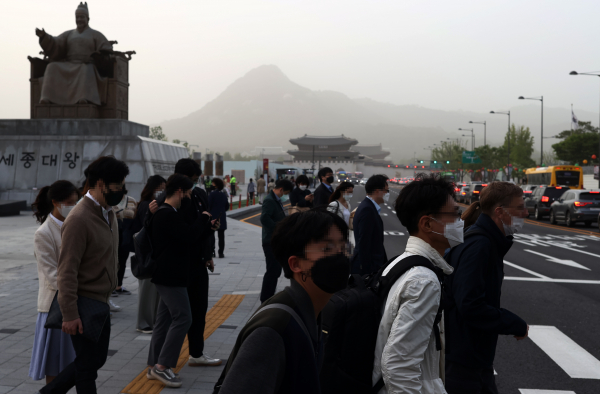 지난 5월 7일 광화문 광장 인근의 퇴근하는 시민들 모습. / 사진=연합뉴스