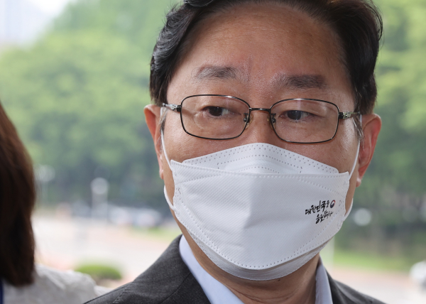 박범계 법무부 장관이 지난 10일 오전 정부과천청사 법무부로 출근하며 취재진의 질문에 답하고 있다.  / 사진=연합뉴스