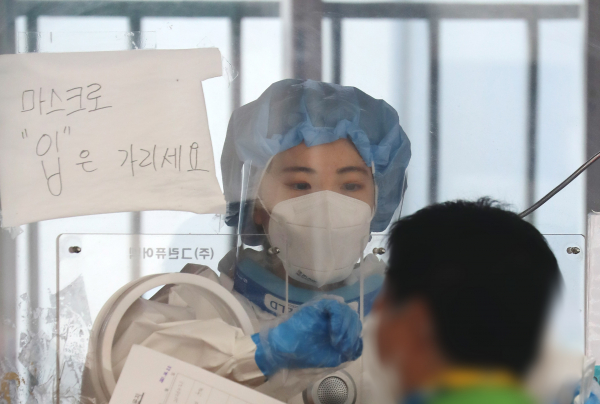 지난 22일 서울역 광장 중구임시선별검사소에서 시민들이 검사를 받고 있다. / 사진=연합뉴스