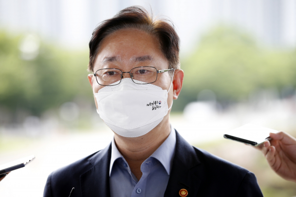 박범계 법무부 장관이 23일 오전 정부과천청사로 출근하며 취재진의 질문에 답하고 있다. / 사진=연합뉴스