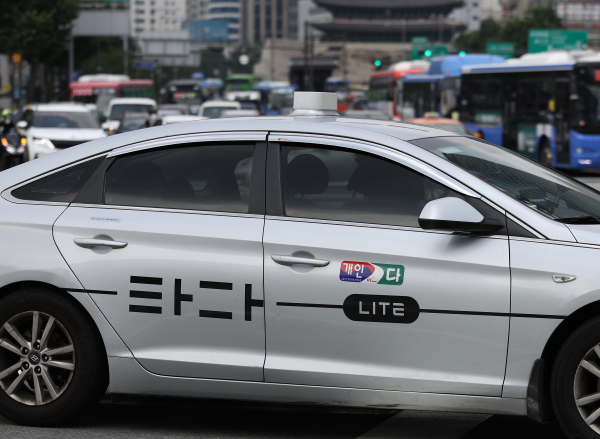 24일 오후 서울시내에서 '타다' 택시가 거리를 달리고 있다. / 사진=연합뉴스