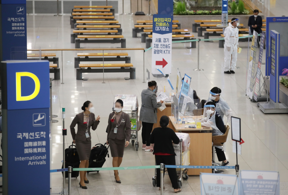 23일 오전 영종도 인천국제공항에서 해외 입국자들이 입국장을 나서고 있다. / 사진=연합뉴스