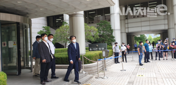 조국 전 법무부 장관이 25일 서울중앙지법 건물에서 나오고 있다. /사진=이호길 인턴기자