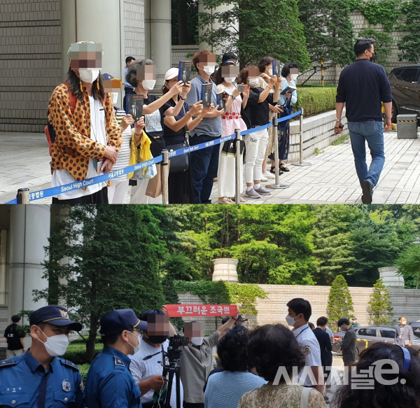 25일 오전 서울중앙지법 서관 앞에서 조국 전 장관 자서전을 내밀고 있는 지지층과 조 전 장관 비판 문구를 들고 있는 유튜버의 모습. /사진=이호길 인턴기자