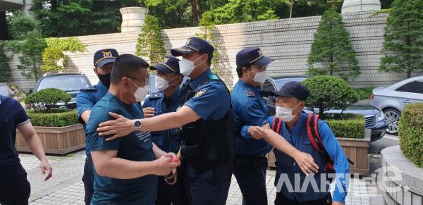 25일 오전 서울중앙지법 서관 앞에서 조국 전 법무부 장관 지지자와 반대하는 사람 사이 충돌이 벌어지자 경찰이 만류하고 있다. /사진=이호길 인턴기자