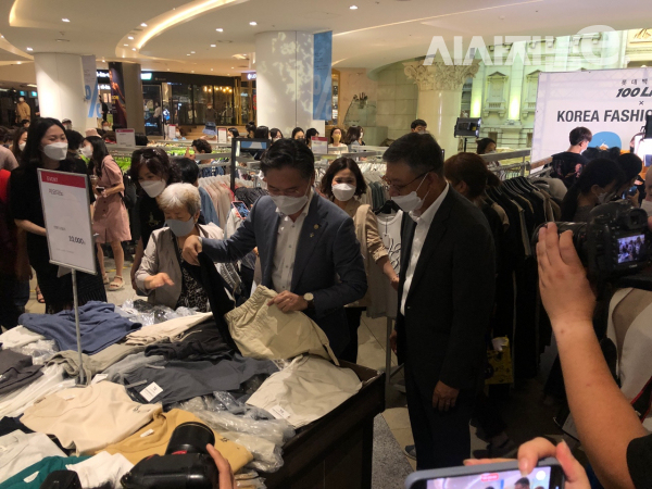 박진규 산업통상자원부 차관이 지오다노 옷을 구매하고 있다. / 사진=한다원 기자