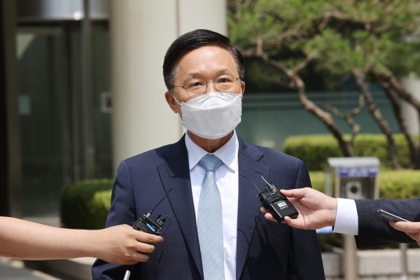 글로벌 온라인 동영상서비스(OTT) 넷플릭스가 망 사용료를 지급할 수 없다며 SK브로드밴드를 상대로 제기한 소송 1심에서 패소한 25일 오후 서울 서초구 중앙지법 앞에서 재판을 마친 뒤 SK브로드밴드 측 변호인인 강신섭 변호사가 소송 관련 입장을 발표하고 있다. / 사진 = 연합뉴스