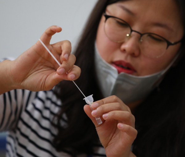 지난 5월 17일 한 자가검사키트 생산업체 직원이 서울 성동구의 한 콜센터 직원을 대상으로 검사 키트 사용 시연을 하고 있다. / 사진=연합뉴스