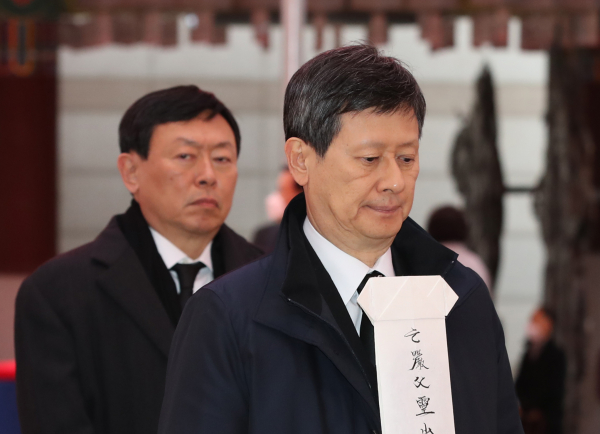 2020년 3월7일 오전 서울 종로구 조계사에서 열린 고 신격호 롯데그룹 명예회장의 49재 막재에 참석한 신동주 SDJ코퍼레이션 회장(오른쪽)과 신동빈 롯데그룹 회장/사진=연합뉴스