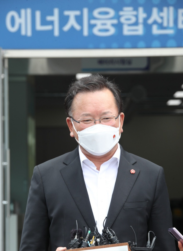 김부겸 국무총리가 26일 제주시 전기차배터리 산업화센터를 방문한 뒤 취재진과 인터뷰를 하고 있다. /사진=연합뉴스