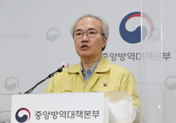 권준욱 중앙방역대책부본부장(국립보건연구원장)이 2020년 10월 24일 오후 충북 청주시 질병관리본부에서 코로나19 국내 발생현황 및 확진환자 중간조사 결과 등 정례브리핑을 하고 있다. / 사진=연합뉴스