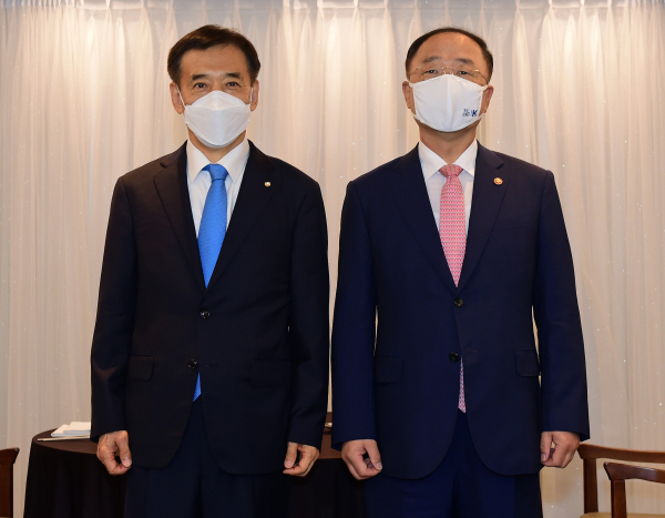 홍남기 경제부총리 겸 기획재정부 장관(오른쪽)과 이주열 한국은행 총재가 2일 서울 중구 프레스센터에서 만나 기념촬영을 하고 있다. / 사진=연합뉴스