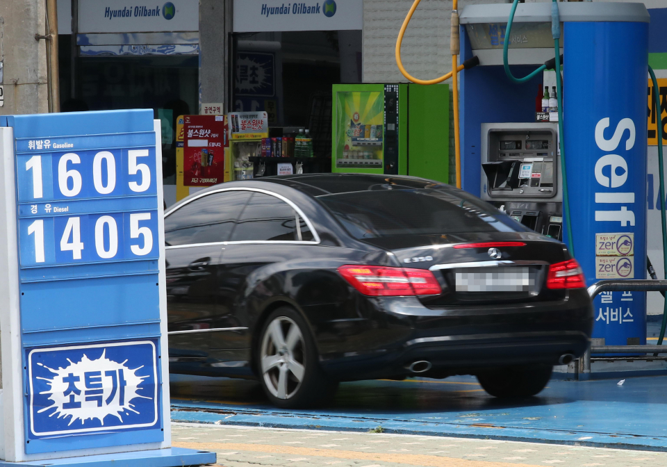 지난달 27일 서울 시내 한 주유소 앞에 휘발유 가격이 게시돼 있다./사진=연합뉴스