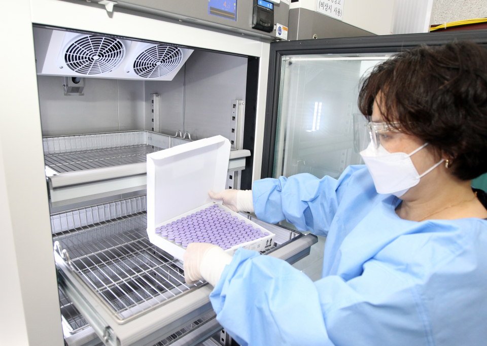 지난 2일 서울시 동작구 신대방동 동작구민체육센터에 설치된 코로나19 제2백신예방접종센터에서 보건소 직원이 화이자 백신(195 바이알)을 백신 냉장고에 넣고 있다./사진=연합뉴스