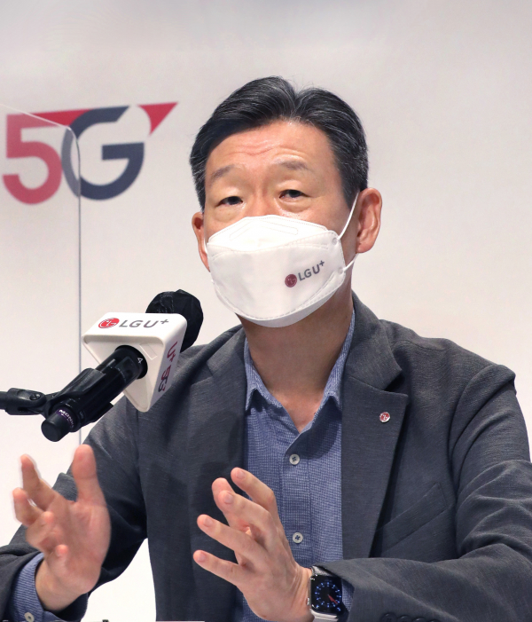 황현식 LG유플러스 사장이 지난달 30일 취임 후 첫 기자간담회에서 답변하고 있다. / 사진 = LG유플러스