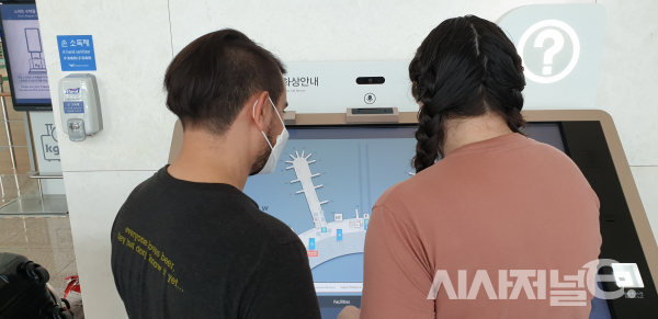 7일 키오스크를 이용하는 외국인 방문객 / 사진=이현재인턴기자