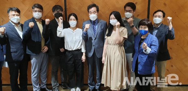 8일 서울 마포구에서 열린 구글 갑질 방지법 관련 웹툰·웹소설업계 간담회에 참석한 이낙연 전 더불어민주당 대표 등이 포즈를 취하고 있다. 왼쪽부터 김형조 키다리스튜디오 상무, 손병태 한국웹소설산업협회장, 서범강 한국웹툰산업협회장, 이채리 웹소설 작가, 이낙연 전 대표, 김민주 웹소설 작가, 이훈영 툰플러스 대표, 전혜숙 더불어민주당 의원, 조영기 한국인터넷기업협회 사무국장. /사진=이호길 인턴기자