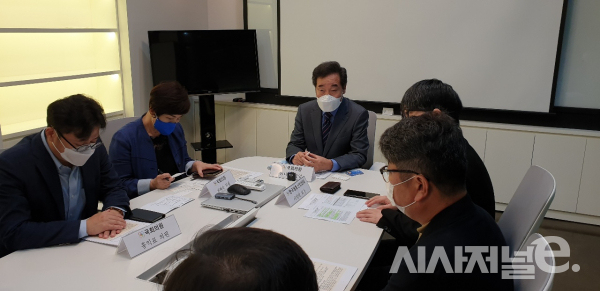 이낙연 전 대표가 8일 서울 마포구에서 열린 구글 갑질 방지법 관련 웹툰·웹소설업계 간담회에서 발언하고 있다.  /사진=이호길 인턴기자