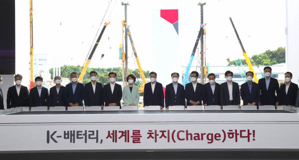충북 청주시 LG에너지솔루션 오창 제2공장에서 열린 K-배터리 발전전략 보고 ‘K-배터리, 세계를 차지(charge)하다’행사 후 이뤄진 기념촬영. 가운데가 문재인 대통령. /사진=연합뉴스