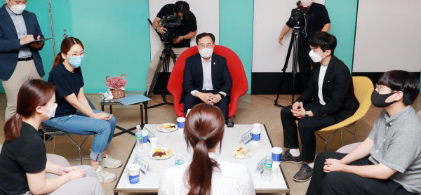 문승욱 산업통상자원부 장관(가운데)이 5일 울산과학기술원(UNIST) 이차전지 산학연 연구센터를 방문해 석·박사 학생 및 관계자가 참석한 차담회를 주재하고 있다. / 사진=연합뉴스