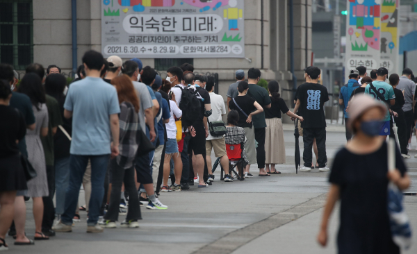 11일 서울역광장에 마련된 임시선별검사소를 찾은 시민들이 검사를 기다리고 있다. / 사진=연합뉴스