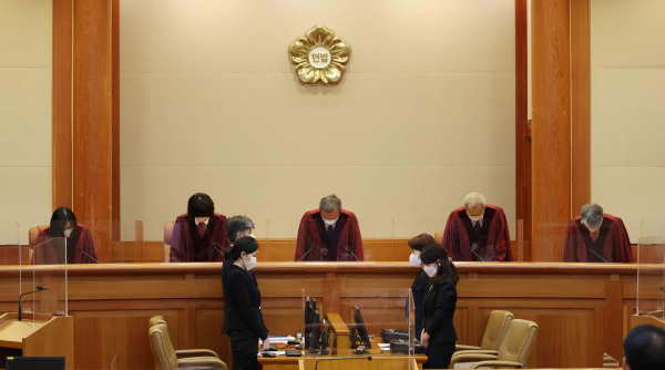유남석 헌법재판소장과 재판관들이 15일 오후 서울 종로구 헌법재판소 대심판정에서 열린 헌법소원 선고에 참석해 착석하고 있다.