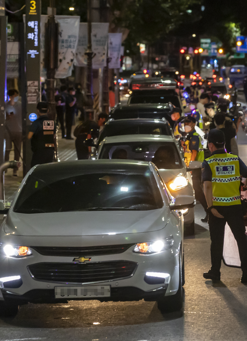 15일 새벽 전국자영업자비대위 소속 회원 등이 서울 종로구 마로니에공원 일대에서 비상등을 켠 채 정부의 ‘거리두기 4단계 조치’에 불복하는 1인 차량 시위를 하고 있다. / 사진=연합뉴스