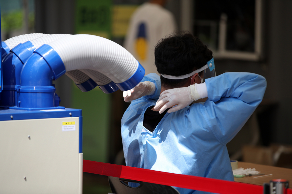 폭염이 이어진 16일 서울광장에 설치된 임시 선별검사소에서 의료진이 대기하고 있다. / 사진=연합뉴스