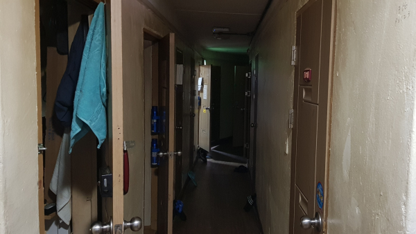 22일 오후 서울 중구 남대문 쪽방촌 건물 내부 모습. / 사진=최성근 기자