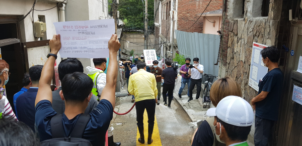 22일 오후 오세훈 서울시장이 남대문 쪽방촌에서 살수작업을 하고 있다. / 사진=최성근 기자