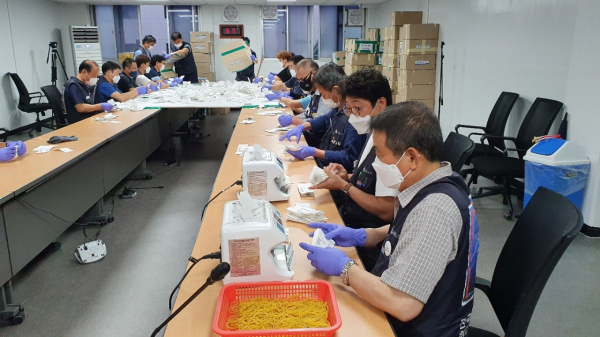 이달 초 현대차 노조가 쟁의행위 찬반투표 결과를 집계하는 모습. / 사진=현대차 노조