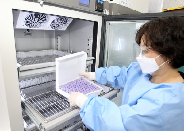 이달 초 서울시 동작구 신대방동 동작구민체육센터에 설치된 코로나19 제2백신예방접종센터에서 보건소 직원이 화이자 백신(195 바이알)을 백신 냉장고에 넣고 있다./사진=연합뉴스