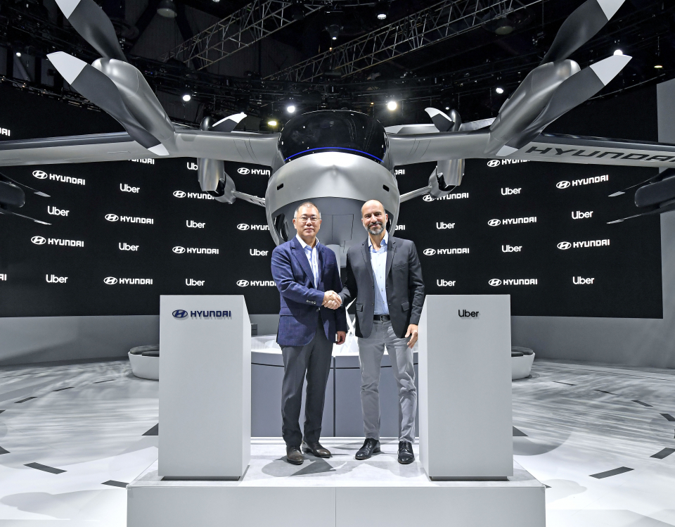 정의선 현대자동차그룹 수석부회장(왼쪽)과 다라 코스로샤히 우버 CEO. / 사진=현대차
