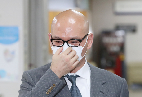 개인 소유 회사를 부당하게 지원한 혐의로 기소된 이해욱 DL(옛 대림)그룹 회장이 27일 오후 서울 서초구 중앙지법에서 열린 1심 선고 공판에 출석하고 있다. / 사진=연합뉴스