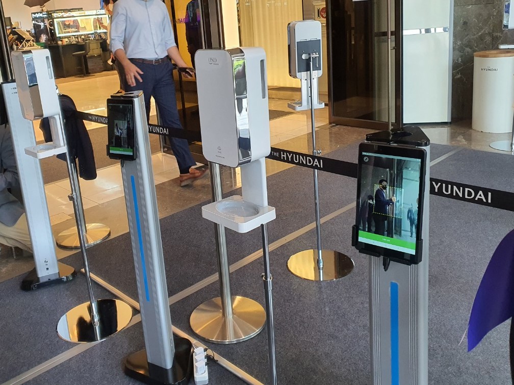 지난 13일 현대백화점 무역센터점 정문에 QR체크인 출입 등록을 위한 기기가 설치돼 있다. / 사진=변소인 기자