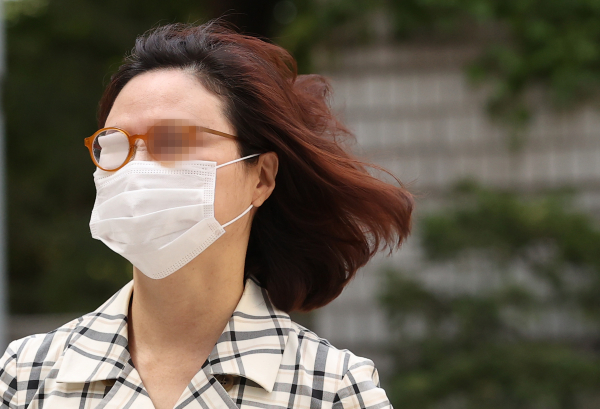 정경심 동양대 교수가 지난해 9월 8일 오전 서울 서초구 서울중앙지방법원에서 열린 속행공판에 출석하기 위해 법정으로 향하고 있다. / 사진=연합뉴스