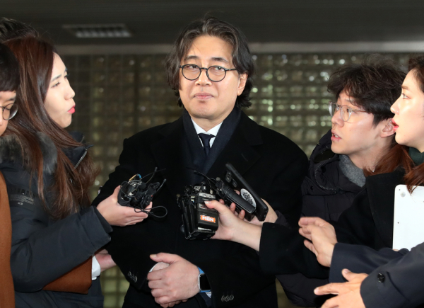 경영비리 혐의로 재판에 넘겨져 이호진 전 태광그룹 회장이 지난 2018년 12월12일 오전 서울 서초구 서울고등법원에서 열린 2차 파기환송심 1회 공판에 출석, 법정을 나서며 취재진의 질문을 받고 있다. / 사진=연합뉴스