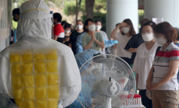 4일 오후 경남 김해시보건소에서 보건소 직원이 얼음 조끼를 착용하고 있다. / 사진=연합뉴스